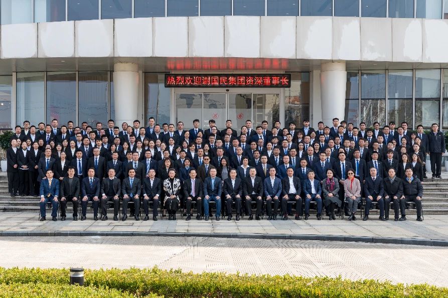 1719193952183487.jpg 謝國民集團資深董事長與集團各事業(yè)及正大慈溪現(xiàn)代農(nóng)業(yè)生態(tài)產(chǎn)業(yè)園相關(guān)負(fù)責(zé)人、年輕干部合影留念.jpg